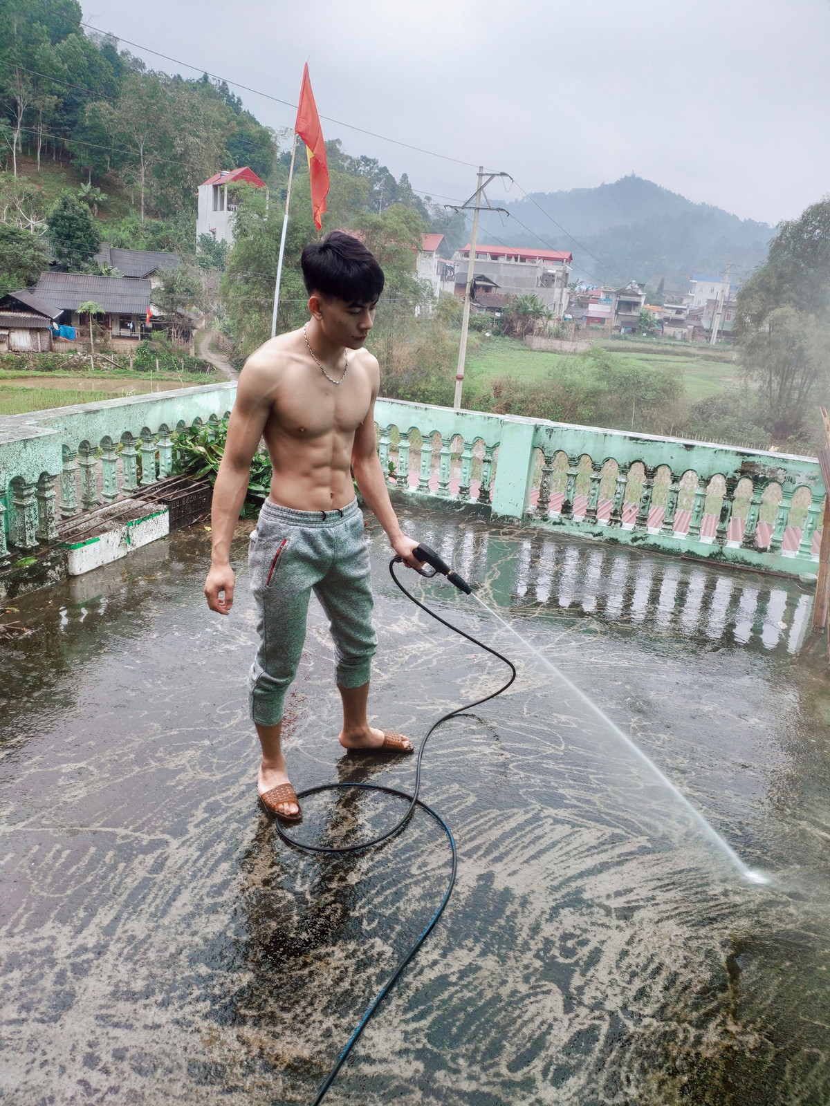 Chăm chỉ rèn luyện sức khỏe để phục vụ công việc, Thế Văn sở hữu thân hình 6 múi khiến hội chị em "xịt máu mũi".