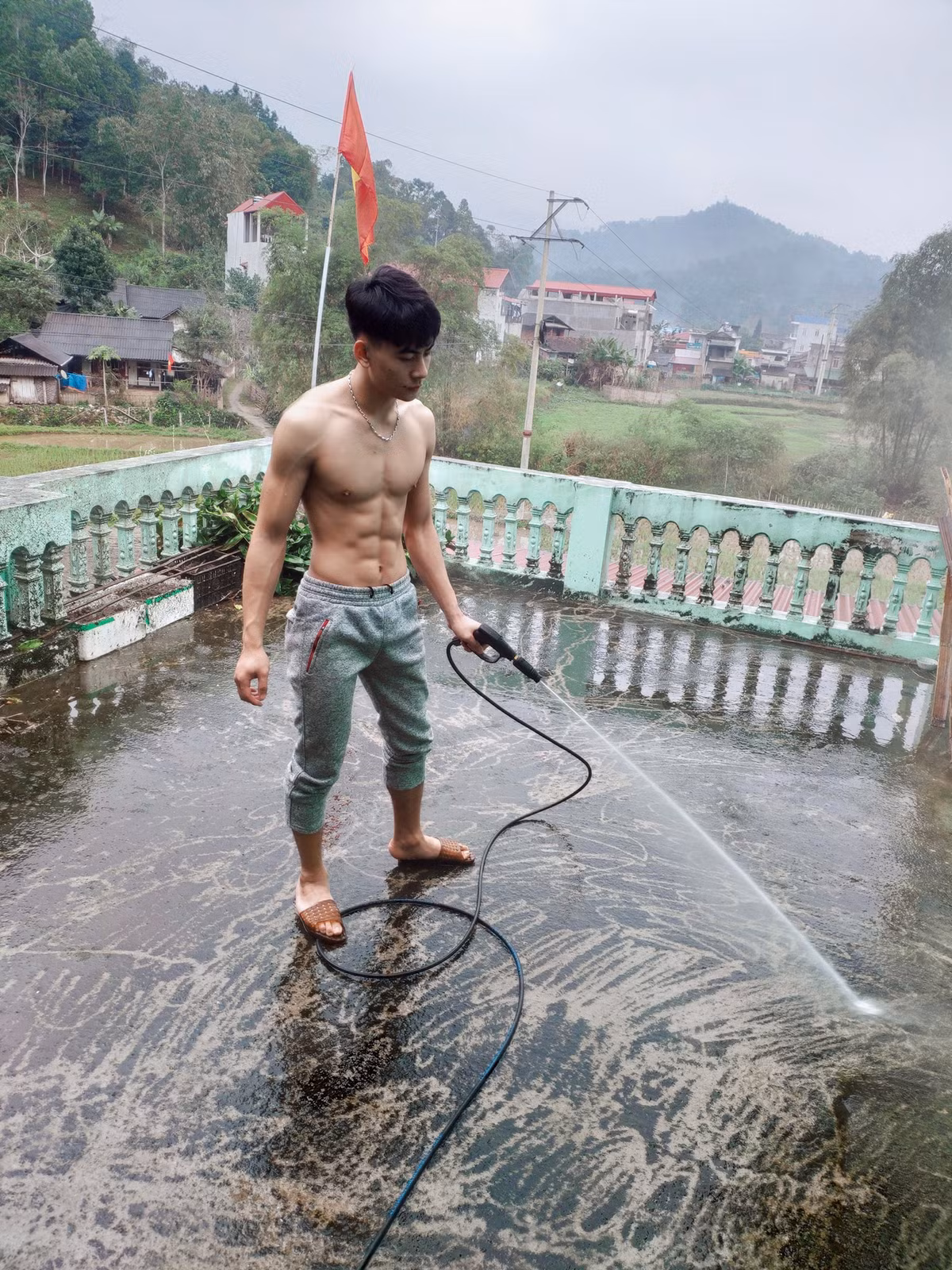 Chăm chỉ rèn luyện sức khỏe để phục vụ công việc, Thế Văn sở hữu thân hình 6 múi khiến hội chị em "xịt máu mũi".