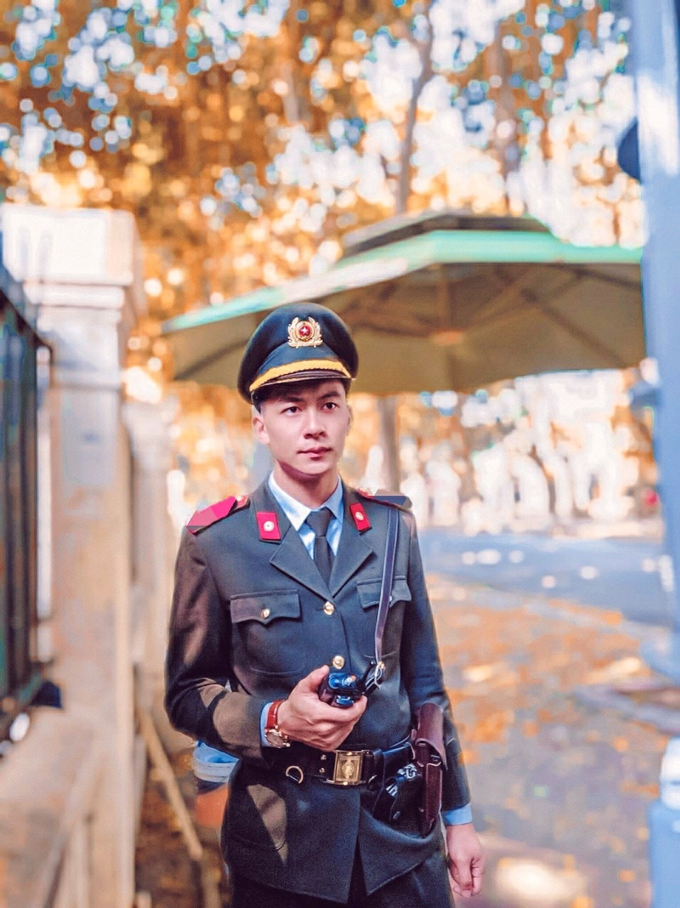 Sau khi tốt nghiệp trung học phổ thông, chàng trai Bắc Kạn quyết tâm theo đuổi mơ ước được trở thành một người chiến sỹ công an nhân dân nên nộp hồ sơ dự thi Trường sỹ quan Chính trị tuy nhiên không gặp được may mắn.