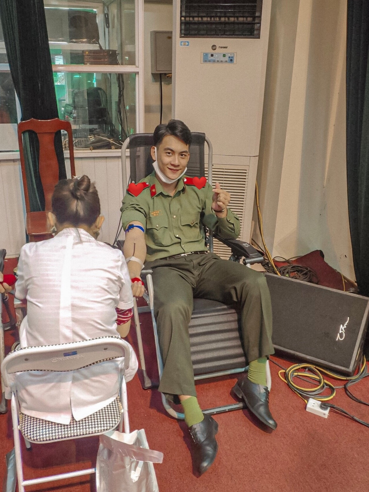 "Đẹp trai quá, thế này chuyển nghề đi làm diễn viên đi anh ơi cho em được nhìn thấy anh nhiều hơn", "Ta nói công an, quân đội là tập hợp toàn những cực phẩm soái ca thôi mà, khoác lên mình bộ quân phục là auto đẹp trai hết tầm" - Cộng đồng mạng bình luận.