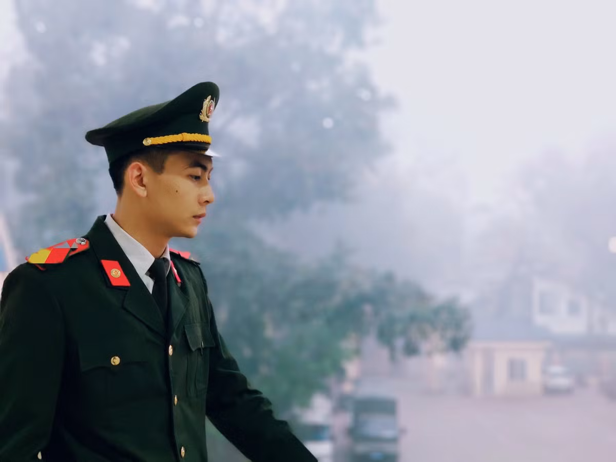 Trên trang Facebook cá nhân của mình, Thế Văn đăng tải rất nhiều hình ảnh đẹp trong bộ cảnh phục. Anh rất tự hào khi là một chiến sỹ công an.