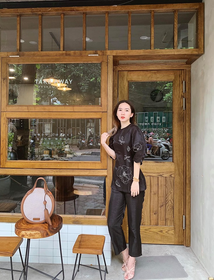 Hoi hop cho hang order, co gai 