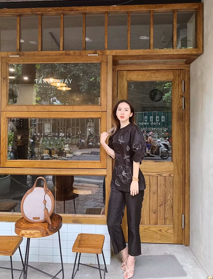 Hoi hop cho hang order, co gai 