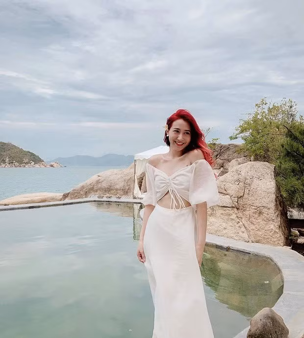 Ở độ tuổi 28, Ly có trong tay mọi thứ mà hầu hết cô nàng nào cũng muốn có được. Hiện tại, nữ CEO Hà thành sở hữu một cửa hàng thời trang lớn và 1 chuỗi cửa hàng làm đẹp.