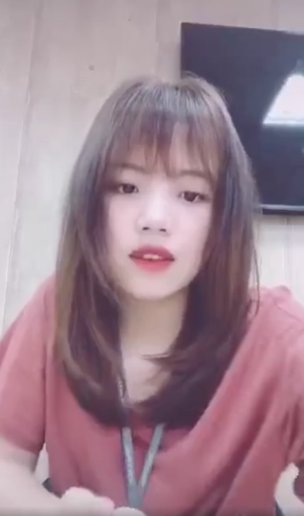 Đến ngày hôm nay, nhiều người vẫn không tin được rằng “chị tổng đài” có chất giọng truyền cảm đó lại là một cô gái hết sức trẻ trung, lại vô cùng xinh xắn lém lỉnh. Thậm chí ngắm nhìn nhan sắc ngọt ngào này, nhiều người còn phải “đổ ầm ầm”.