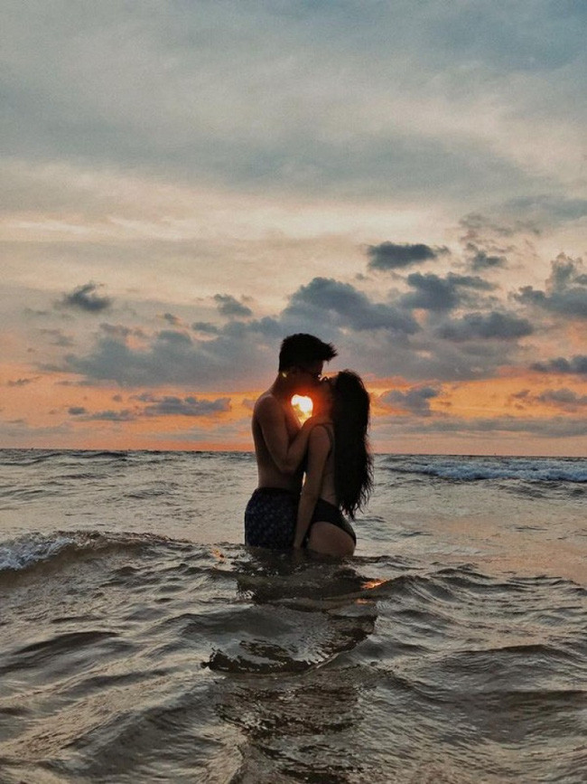 Đến năm 2017, Quỳnh Anh Shyn bất ngờ đăng ảnh "khoá môi" với bạn trai mới nhưng không để lộ mặt. Từ đây, dân mạng đồn đoán rằng anh chàng là nguyên nhân khiến tình cảm chị em Chi Pu - Quỳnh Anh Shyn không nhìn mặt nhau nữa.