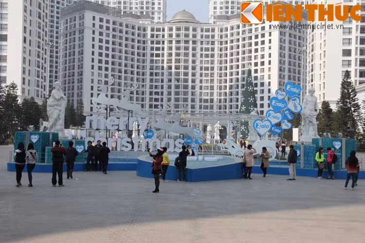 TTTM Royal City những ngày qua thu hút số đông bạn trẻ tới chơi, chụp ảnh và tham gia các sự kiện Giáng sinh.