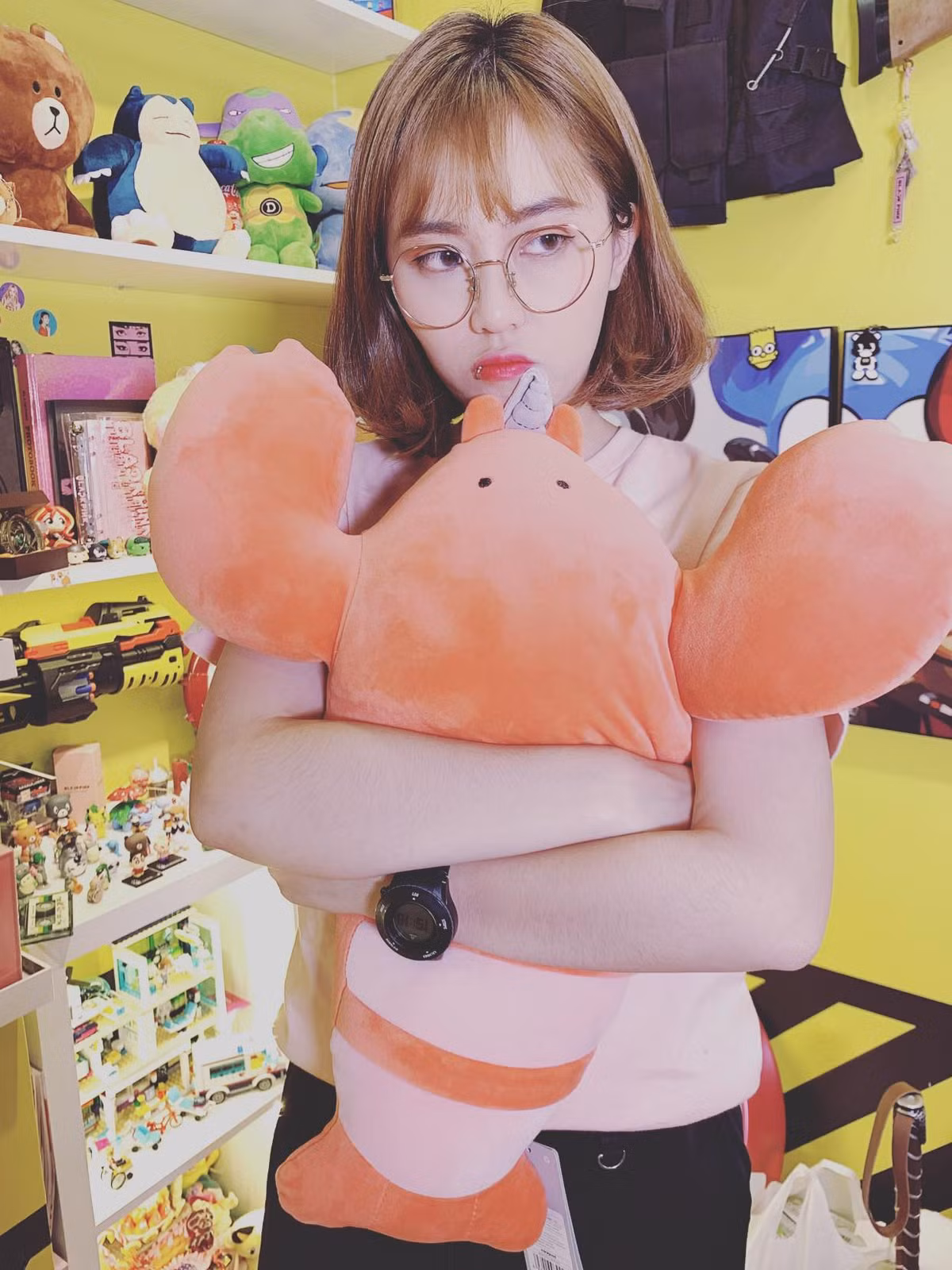 Mới đây, thông tin Misthy lộ clip 18+ xuất hiện trên mạng xã hội gây xôn xao. Theo đó cô gái trong clip để mái ngô, đeo kính cận to có ngoại hình khá giống nữ streamer khiến nhiều người nghi ngờ.