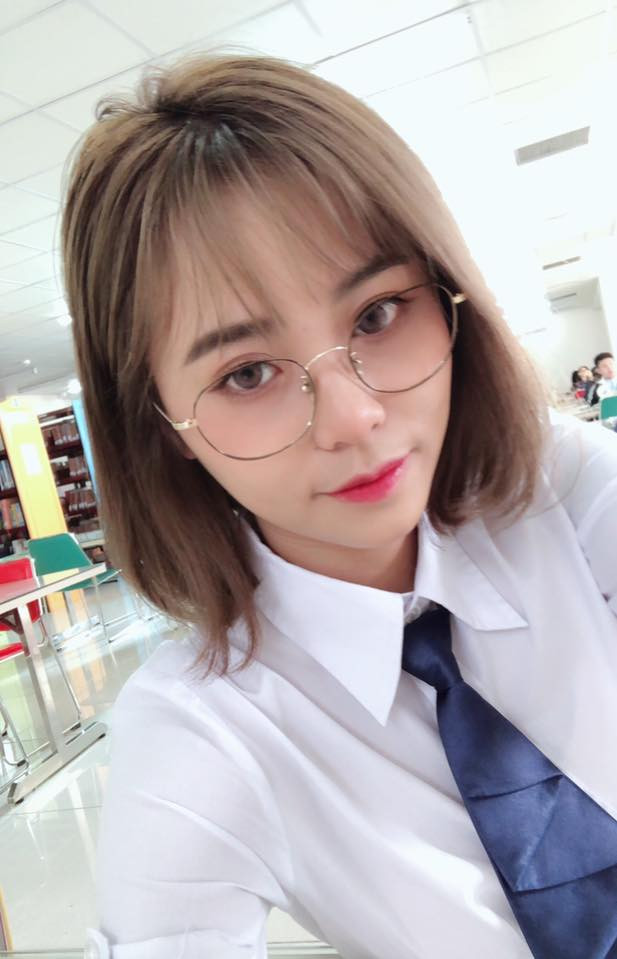 Nữ streamer gây ấn tượng bởi ngoại hình xinh đẹp, dễ thương có phần nổi loạn, nói chuyện gần gũi, duyên dáng và cách xây dựng nội dung video độc đáo, không gây nhàm chán cho người xem.