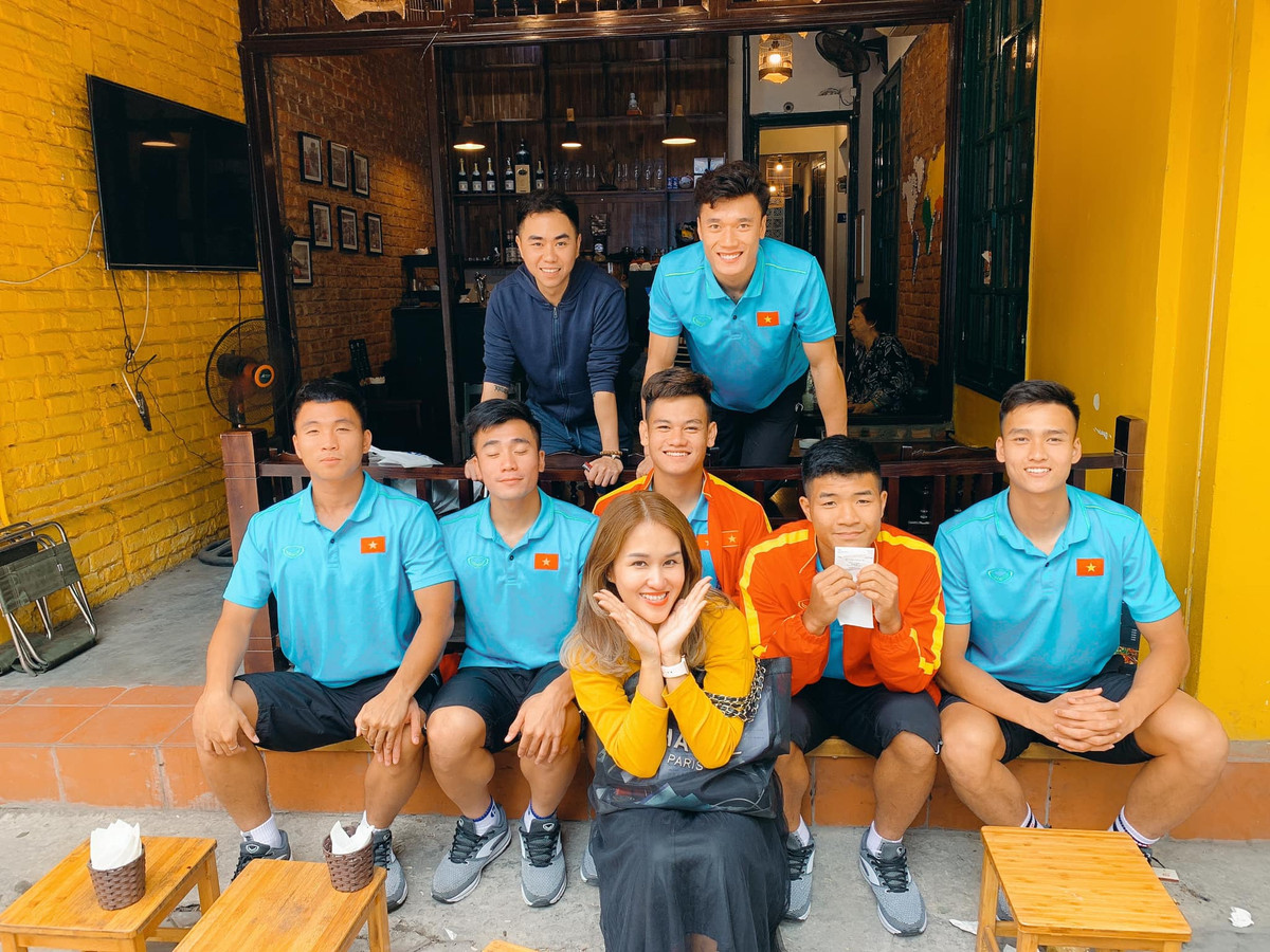 Kiều Trinh Trần được biết đến là quản lý của loạt cầu thủ nổi tiếng như Tiến Dũng, Tiến Dụng, Đức Chinh, Quang Hải, Văn Hậu và Bùi Hoàng Việt Anh. Nhóm quản lý và cầu thủ thường xuyên đăng tải hình ảnh đi chơi, đi ăn cùng với nhau.