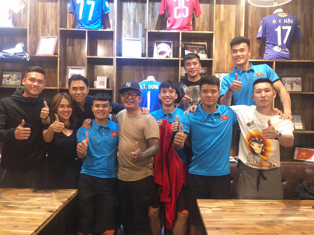 Thế nhưng chẳng biết quản lý như thế nào, book quảng cáo ra sao nhưng chính những nhân vật này lại gây ra những thị phi không đáng có cho các cầu thủ bằng những phát ngôn gây sốc trong suốt 2 năm qua.