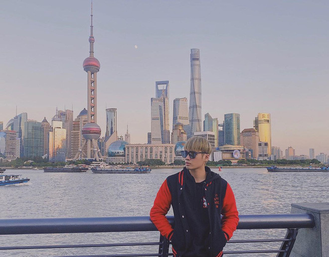 Không những thế Ngọc Anh còn từng có thời gian dài đi du học ở Thuỵ Sĩ và Úc.