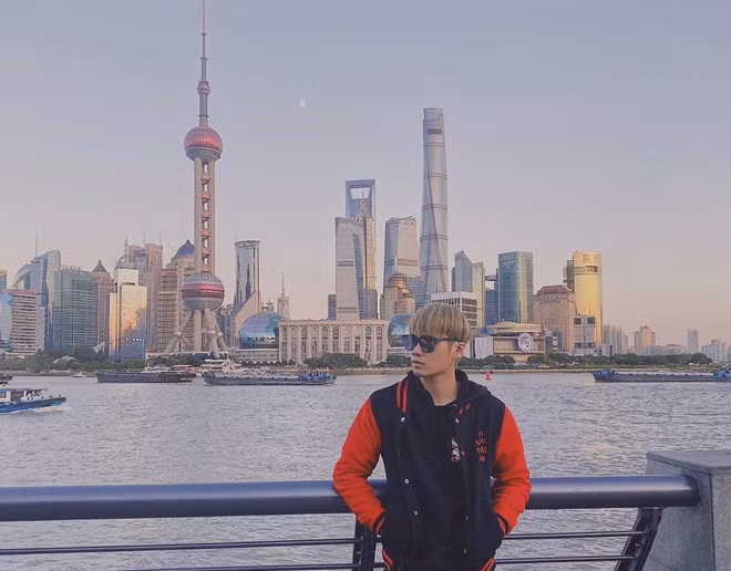 Không những thế Ngọc Anh còn từng có thời gian dài đi du học ở Thuỵ Sĩ và Úc.