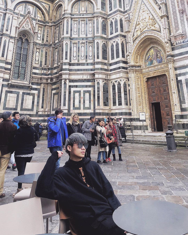 Những hình ảnh anh chàng check in ở khắp nơi trên thế giới với outfit toàn hàng hiệu cũng khiến dân tình phải trầm trồ.