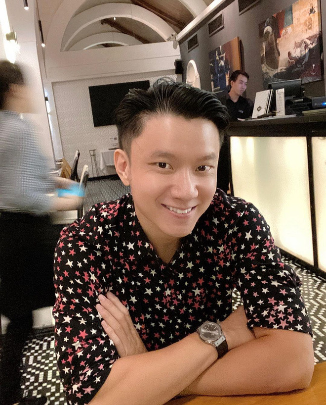 Chàng "soái ca" này cho biết mình có sở thích mặc áo sơ mi hoa và toàn bộ BST của anh đều là hàng order từ nước ngoài về.