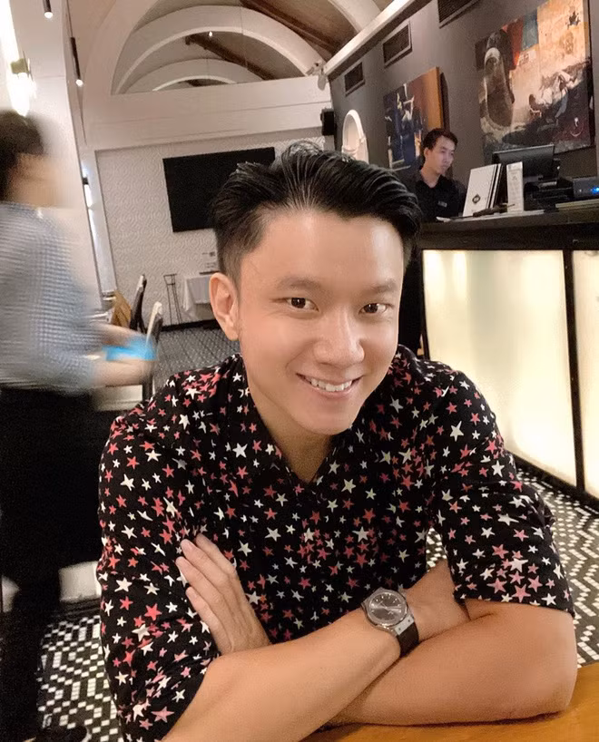 Chàng "soái ca" này cho biết mình có sở thích mặc áo sơ mi hoa và toàn bộ BST của anh đều là hàng order từ nước ngoài về.