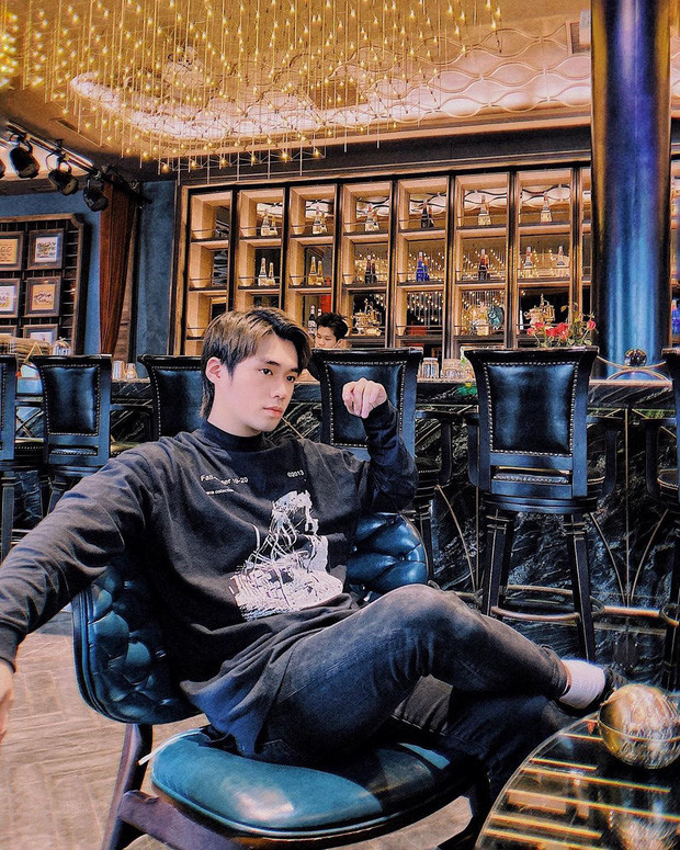 Trai đẹp Người ấy là ai Vũ Ngọc Anh cũng là cái tên đáng quan tâm, anh chàng này được dân tình đặt cho nick name rich kid Hà thành, hiện tại anh đang quản lý villa 12 tỷ của gia đình.