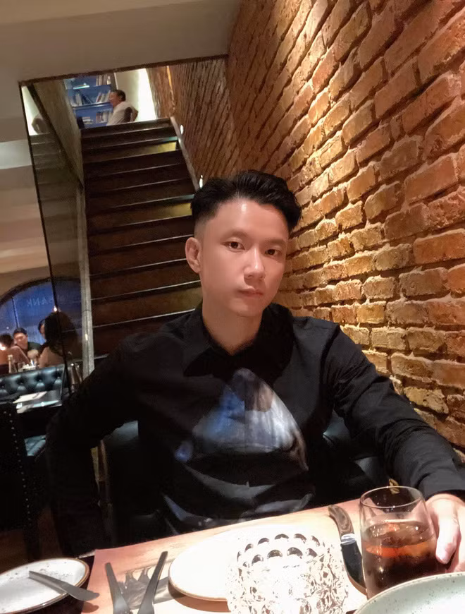 Chẳng những điển trai, tài giỏi mà Trực Nguyễn còn có gu ăn mặc thời thượng nên anh luôn được cánh chị em dòm ngó.