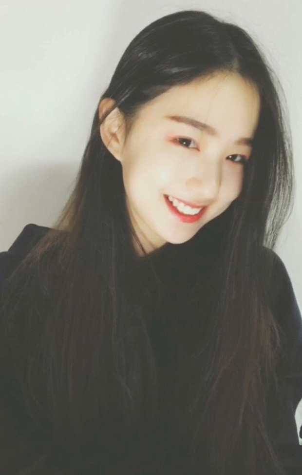 Vẻ đep của Hồ Hiểu còn được ví giống với nhan sắc của Lưu Diệc Phi. Từ làn da trắng đến mái tóc đen dài thướt tha, hot girl này thực sự đã ghi điểm trong lòng rất nhiều người.