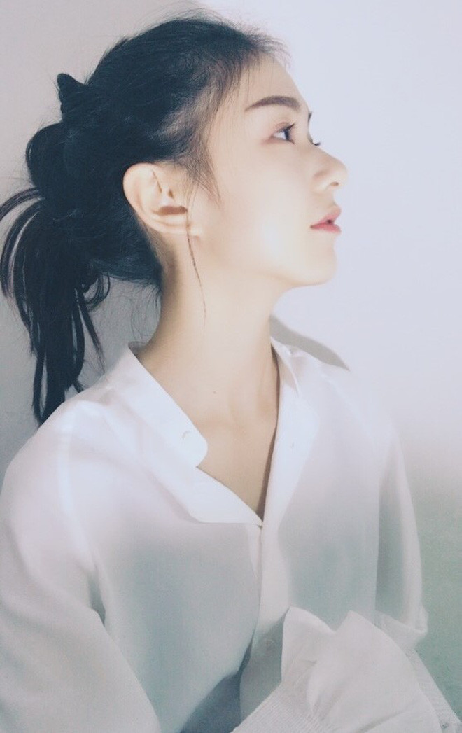 Bắt đầu tham gia Tik Tok từ năm 2018, tuy nhiên chỉ từ đoạn clip với bộ đồng phục thể thao, nữ sinh 21 tuổi nhanh chóng gây chú ý nhờ gương mặt khả ái, mái tóc đen dài và nụ cười duyên dáng.