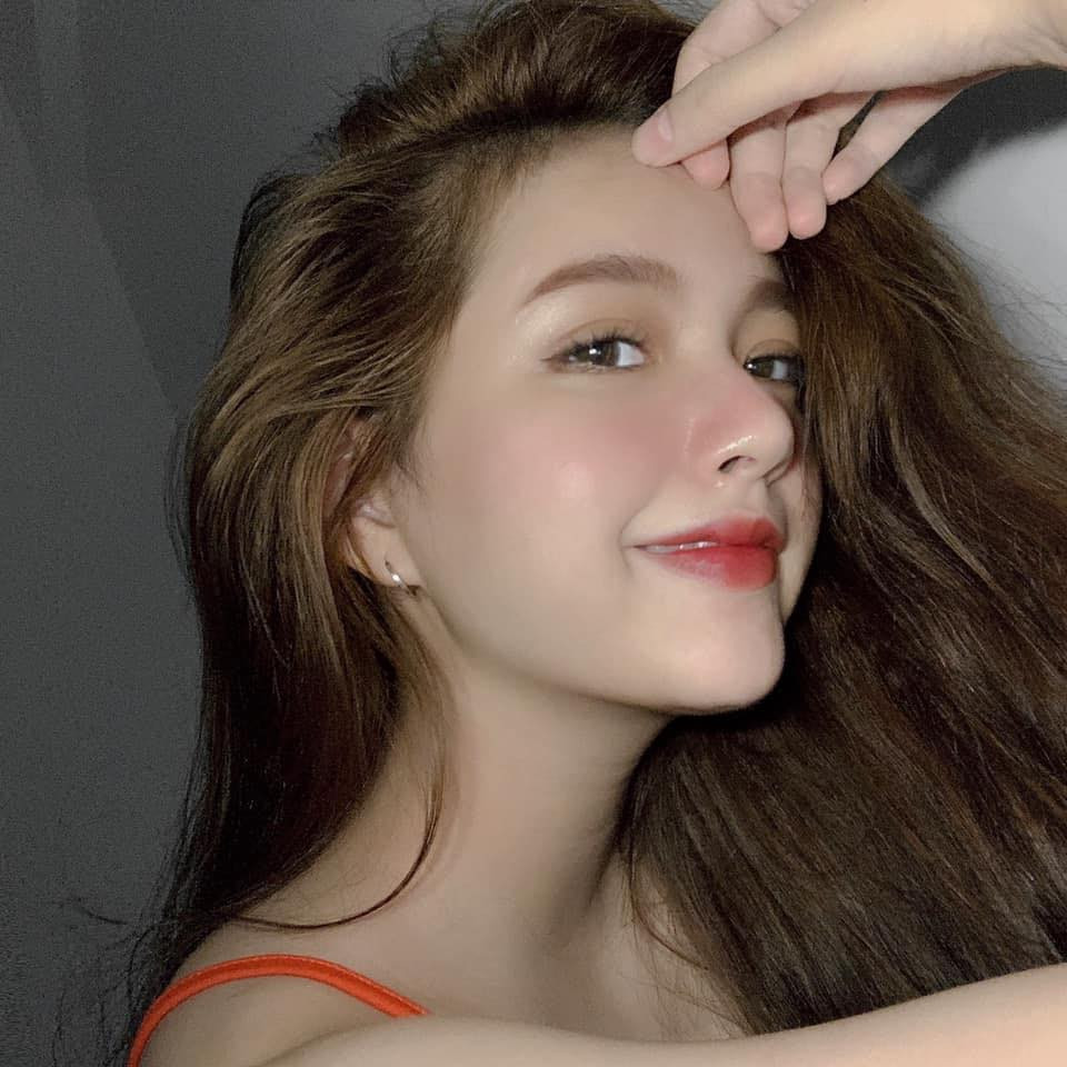 Dương Mỹ Linh, quê ở Thái Nguyên cũng là "bạn gái tin đồn" từng gắn liền với Quang Hải một khoảng thời gian, hiện cô đang sống và làm việc tại Hà Nội.