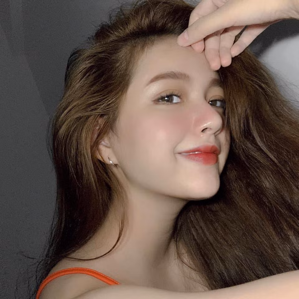 Dương Mỹ Linh, quê ở Thái Nguyên cũng là "bạn gái tin đồn" từng gắn liền với Quang Hải một khoảng thời gian, hiện cô đang sống và làm việc tại Hà Nội.