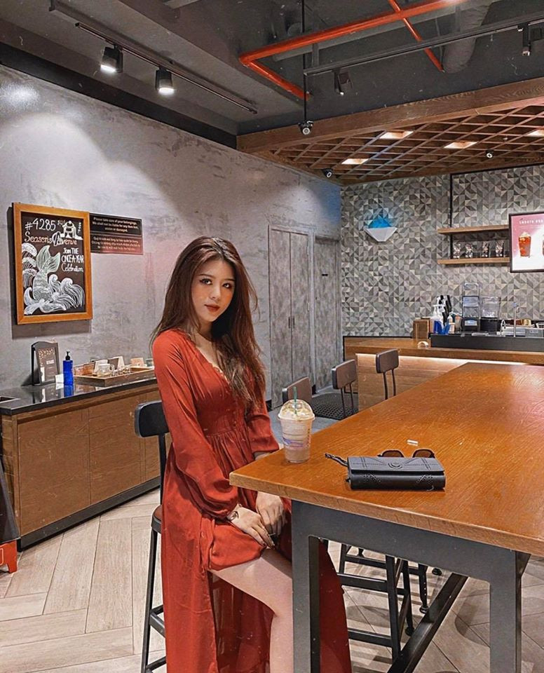 Ngoài hai cô bạn gái chính thức, Quang Hải còn có những cô bạn gái tin đồn khác từ khi nổi tiếng đến nay. Nguyễn Thảo - một trong những hot girl nổi tiếng tại Hà Nội từng được cư dân mạng đồn đoán là bạn gái chàng tiền vệ.