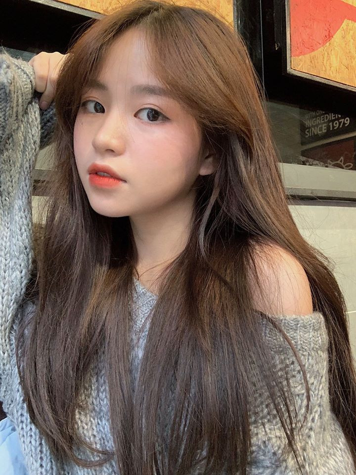 Cô nàng dù sở hữu chiều cao hạn chế, thế nhưng được nhiều lần lên báo Trung, Hàn vì nhan sắc kẹo ngọt và thân hình nóng bỏng s-line.