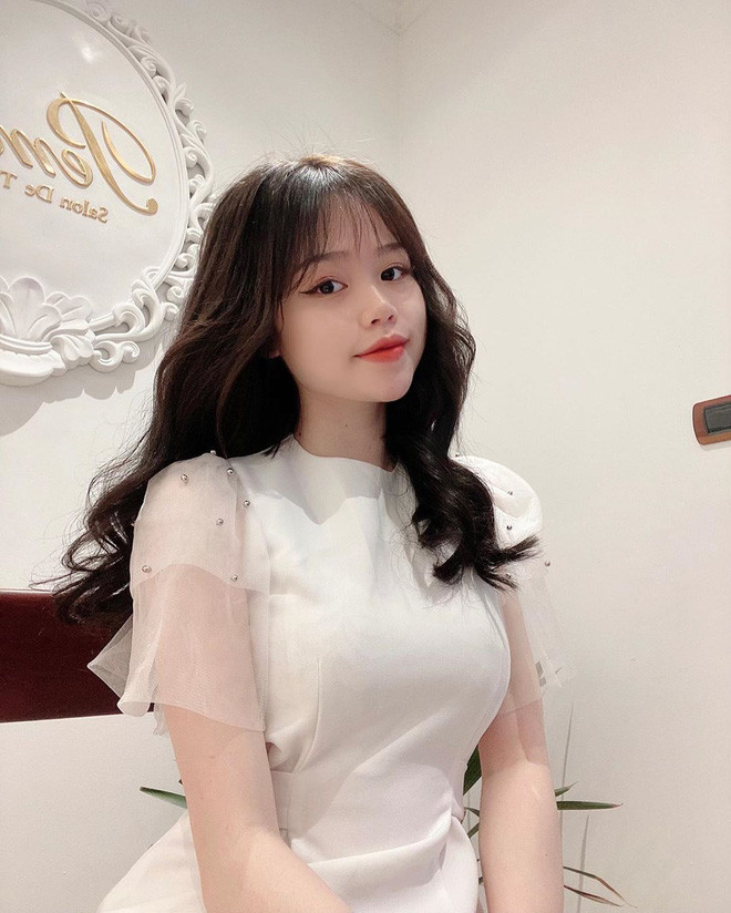 Huỳnh Anh là bạn gái hiện tại của Quang Hải, cô nàng sinh năm 1999, đang sống ở Hà Nội và là du học sinh học viện Kaplan Singapore.