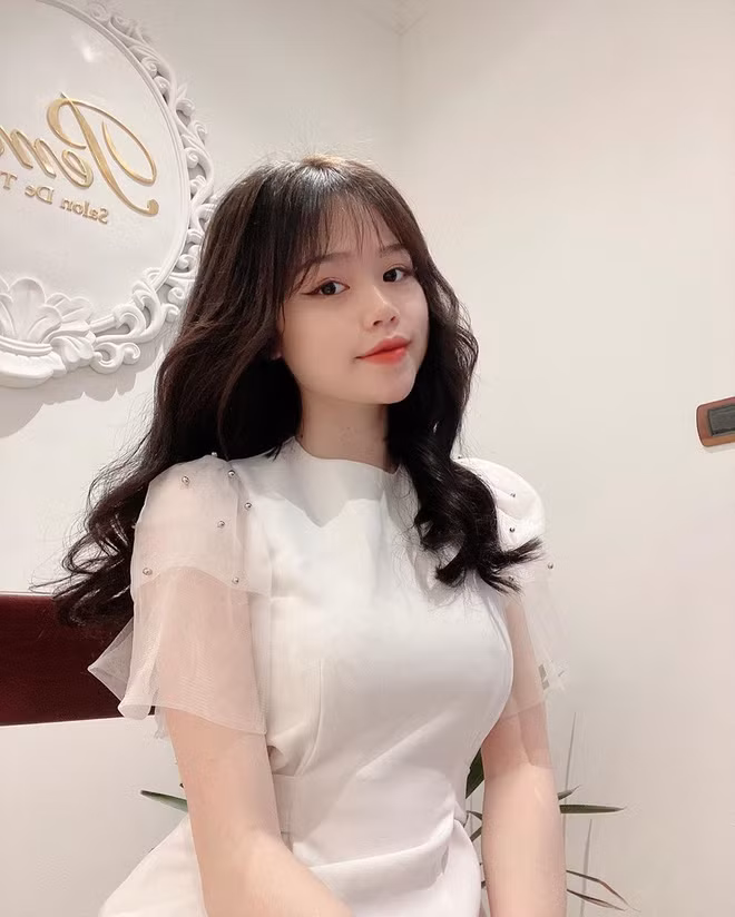 Huỳnh Anh là bạn gái hiện tại của Quang Hải, cô nàng sinh năm 1999, đang sống ở Hà Nội và là du học sinh học viện Kaplan Singapore.