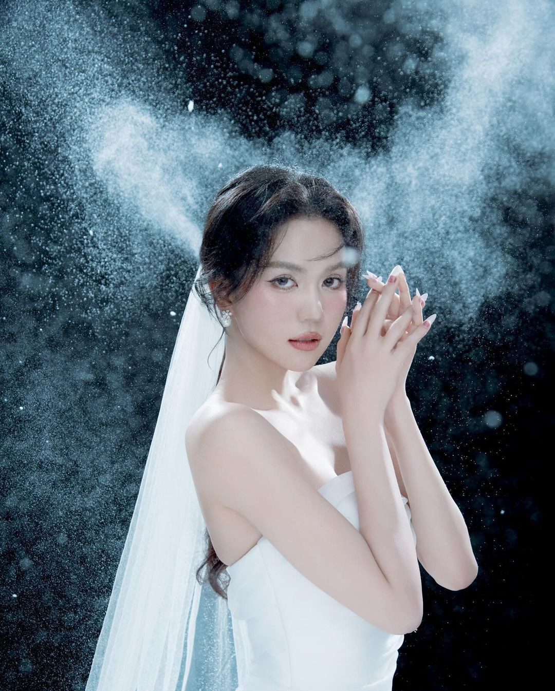 Nhiều netizen suy đoán từ dòng trạng thái trên rằng rất có thể Ngọc Trinh sẽ tổ chức đám cưới trong tháng 4 năm nay.