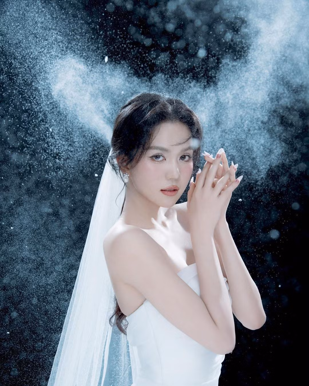 Nhiều netizen suy đoán từ dòng trạng thái trên rằng rất có thể Ngọc Trinh sẽ tổ chức đám cưới trong tháng 4 năm nay.