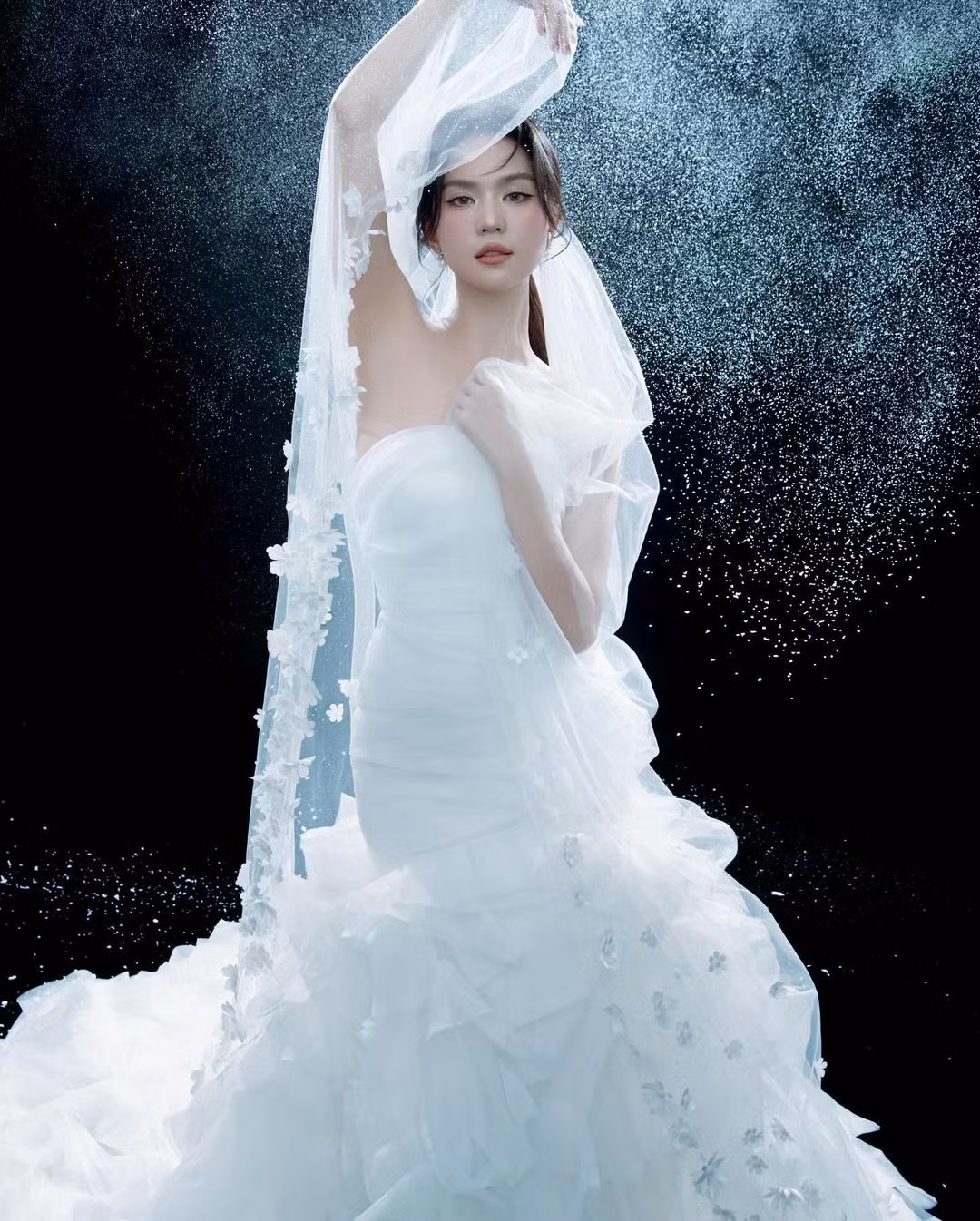 Nhan sắc mỏng manh, kiều diễm của Ngọc Trinh khi trở thành cô dâu đã "đốn tim" nhiều khán giả.