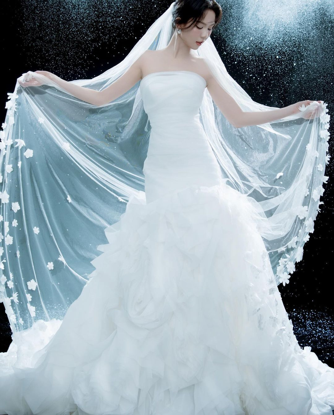 Tuy nhiên có nhiều người cho rằng đây chỉ là concept chụp ảnh mới của cô chứ không hề ngụ ý gì cả.