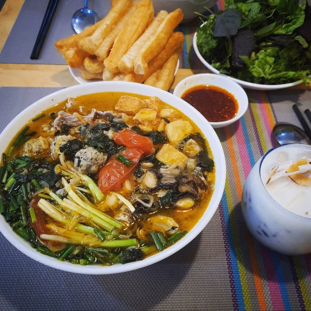 Rất dễ để tìm thấy một quán bún ốc ở đâu đó quanh Hà Nội bởi sự thân thuộc của nó nên đây là một trong những món ăn đắt hàng nhất khi đêm xuống. Một tô bún ốc thập cẩm đầy đủ topping sẽ nạp thêm năng lượng để giúp bạn tiếp tục chạy deadline xuyên đêm. Một số quán bún ốc đêm có thể kể tên như ngõ Đại Đồng, Bạch Mai...