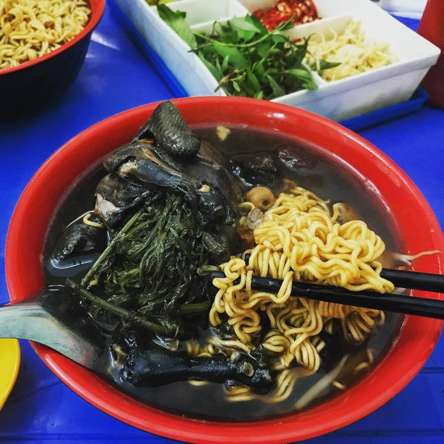 Nếu bạn là một người thích hương vị thuốc bắc trong những món ăn hay là tín đồ yêu thích rau ngải cứu thì món đặc sản Hà Nội về đêm – Mì gà tần chắc chắn không làm bạn thất vọng. Thịt gà được tăng trong lon, thịt mềm thơm được nấu cùng gia vị thuốc bắc giúp món ăn không chỉ ngon mà còn bổ dưỡng.