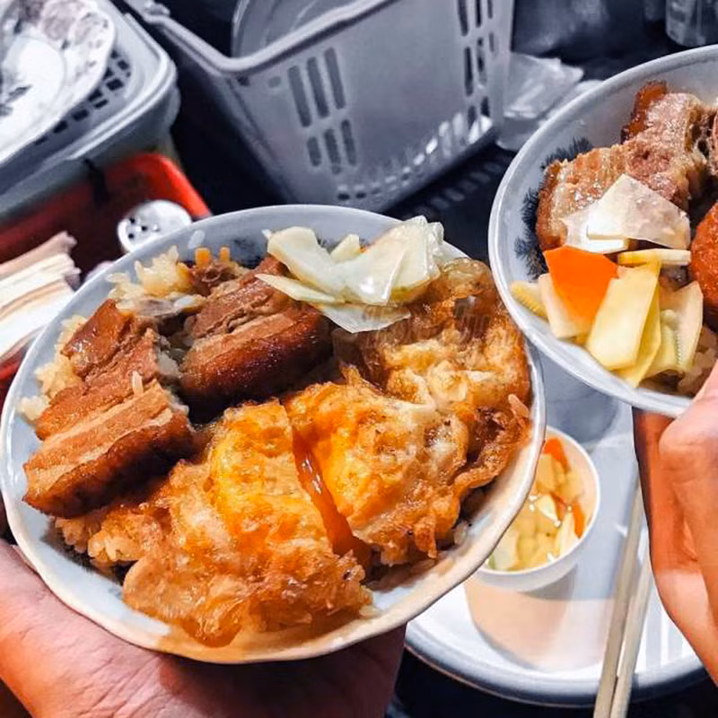 Xôi thịt kho cũng là một món ăn đêm rất phổ biến ở Hà Nội. Có rất nhiều quán xôi mở cửa và nhận ship đến 3, 4 giờ sáng rất thích hợp để các bạn trẻ đi ăn hoặc gọi ship mang về.