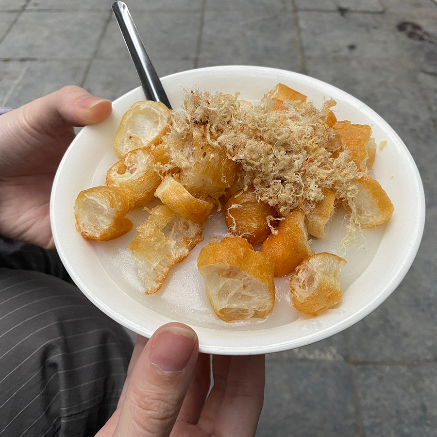 Cháo sườn là một món ăn truyền thống và quen thuộc trong ẩm thực Việt Nam, đặc biệt được ưa chuộng trong những ngày se lạnh hoặc dành cho những dân chơi muốn ăn đêm nhưng sợ tăng cân.