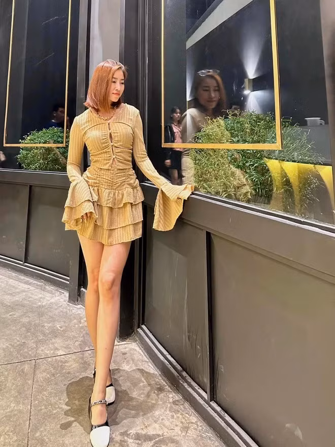 Đôi lúc, Duyên cũng biến hóa thành cô nàng bánh bèo, nữ tính với những thiết kế váy ngọt ngào...