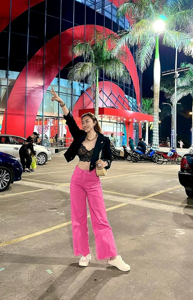 Trên các phiên livestream của mình, Duyên thường diện áo bà ba, đậm chất một người phụ nữ miền Tây. Tuy nhiên ngoài đời, cô nàng có phong cách trẻ trung, năng động.