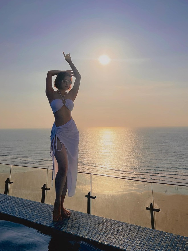 ...hoặc diện bikini gợi cảm, quyến rũ.