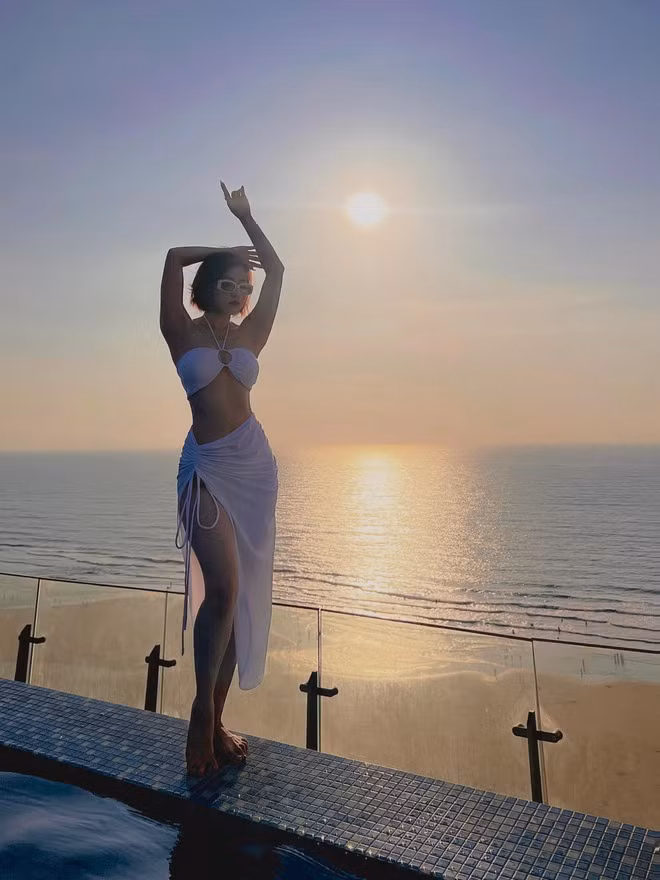 ...hoặc diện bikini gợi cảm, quyến rũ.