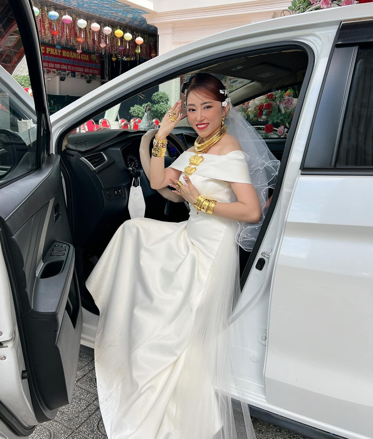 Bởi gia đình nội ngoại 2 bên cũng không khá giả nên cô mong muốn được tự chính mình lo cho đám cưới của mình. Duyên đã quả quyết với mẹ chồng rằng đám cưới “không cần phải lo gì cả, tất cả vàng cưới 11 cây con sẽ tự mua”.