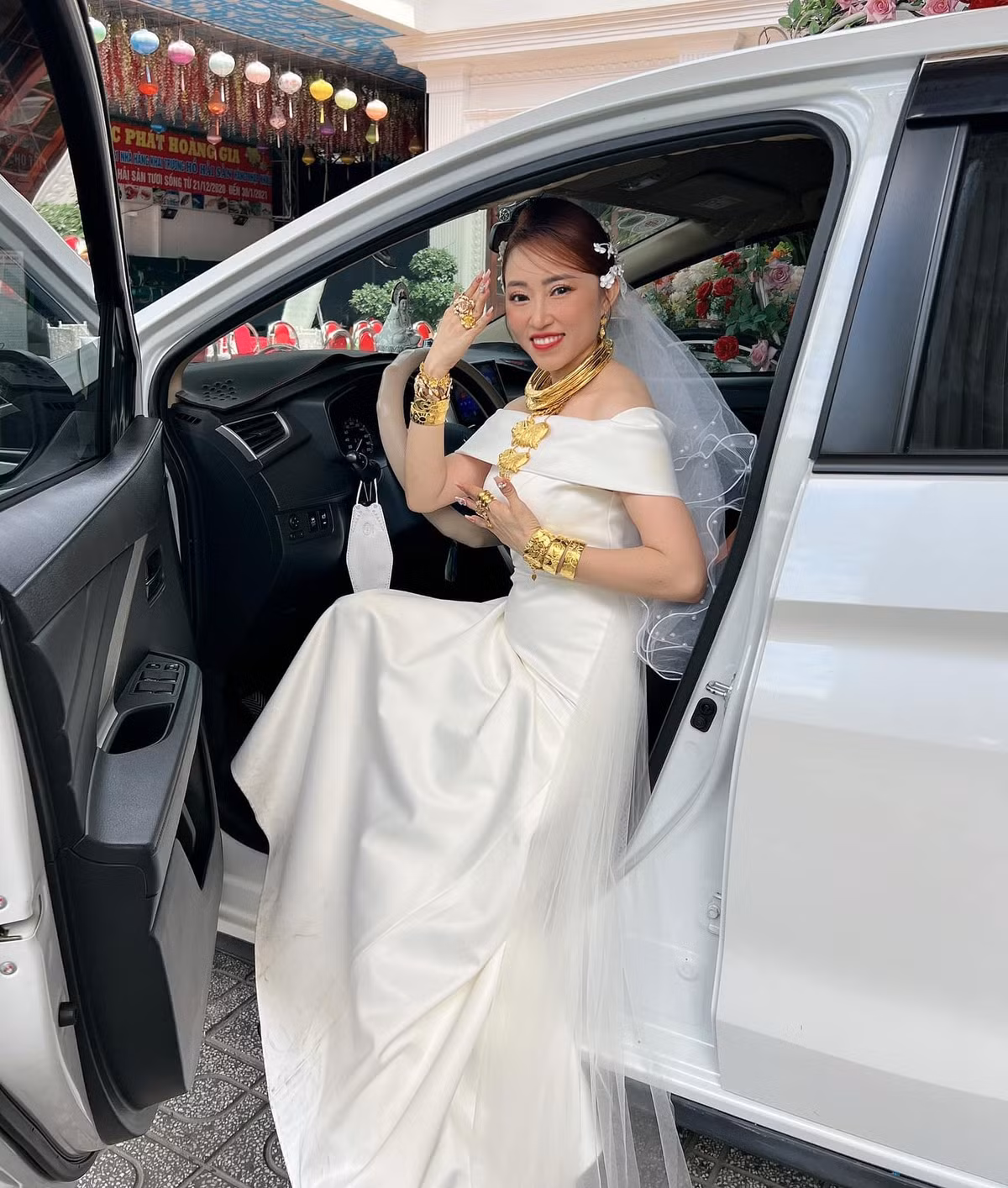 Bởi gia đình nội ngoại 2 bên cũng không khá giả nên cô mong muốn được tự chính mình lo cho đám cưới của mình. Duyên đã quả quyết với mẹ chồng rằng đám cưới “không cần phải lo gì cả, tất cả vàng cưới 11 cây con sẽ tự mua”.