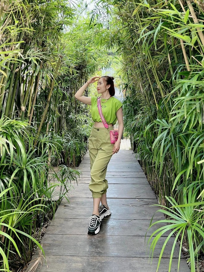 Duyên hiện tại cũng có công việc kinh doanh thuận lợi. Cô nàng là một Tiktoker có tiếng với nhiều phiên livestream mang về thu nhập khủng.