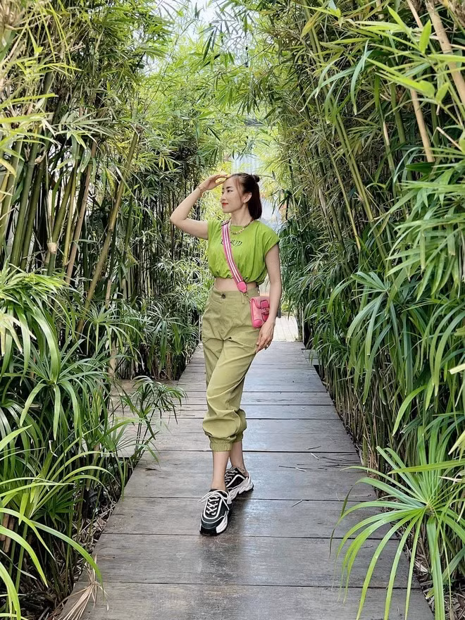 Duyên hiện tại cũng có công việc kinh doanh thuận lợi. Cô nàng là một Tiktoker có tiếng với nhiều phiên livestream mang về thu nhập khủng.