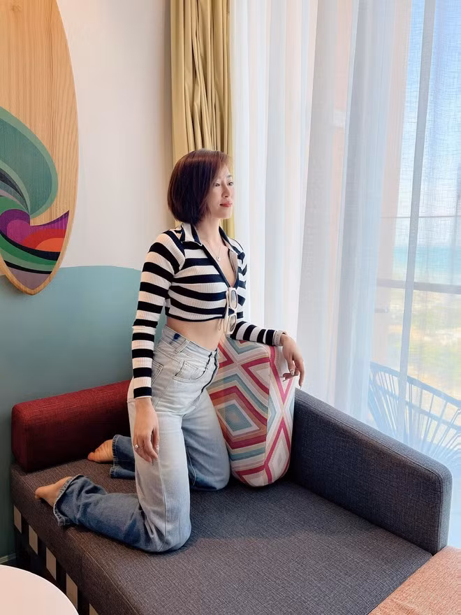 Quần jean, áo phông thường được cô nàng lựa chọn làm trang phục hàng ngày.