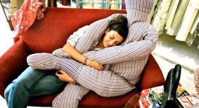 Thay vì ôm "gấu" ngày tết, dân FA sẽ chọn những hình nhân thế mạng.