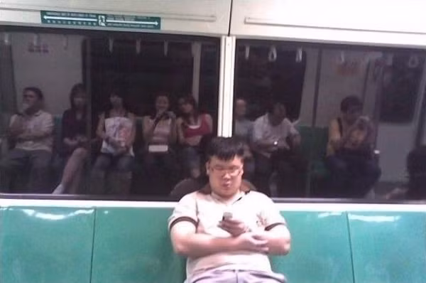 Một thanh niên rất cô đơn khi đi tàu điện.