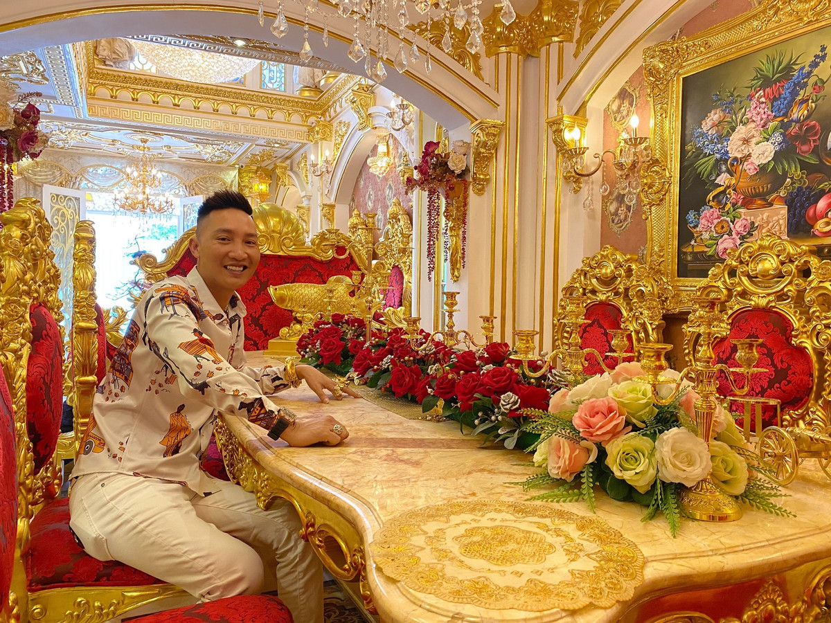 Về phía mình, Bùi Xuân Huấn chia sẻ rằng bản thân mình học hành, hiểu biết hạn chế nên đã không xin phép Cục xuất bản. Anh chỉ muốn xuất bản hai cuốn sách để làm kỷ niệm, bán cho những người có nhu cầu, toàn bộ tiền bán sách sẽ được sử dụng cho việc từ thiện.